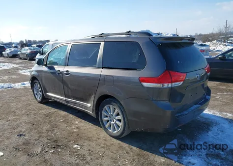 2012 Toyota Sienna Le 7 Passenger z USA, uszkodzony, nr VIN 5TDJK3DC1CS044319